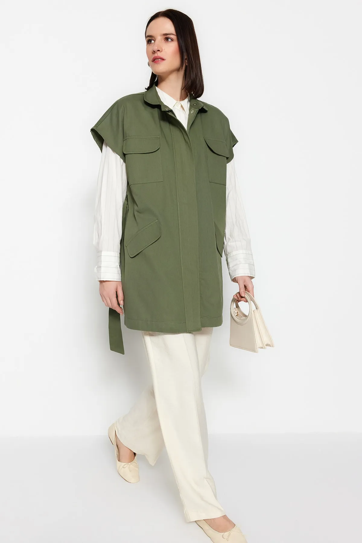Trendyol Modest  Khakifarbene, gewebte Weste mit breitem Schultergürtel und Gürtel TCTSS23YL00049