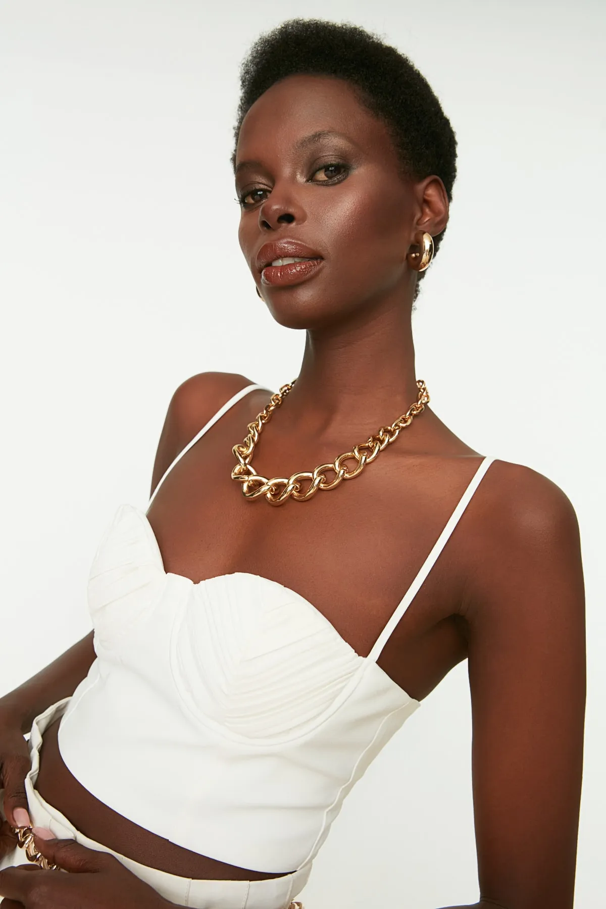 Trendyol Collection  Ecrufarbenes, bauchfreies, gefüttertes Bustier aus Webstoff TPRSS21BS0008