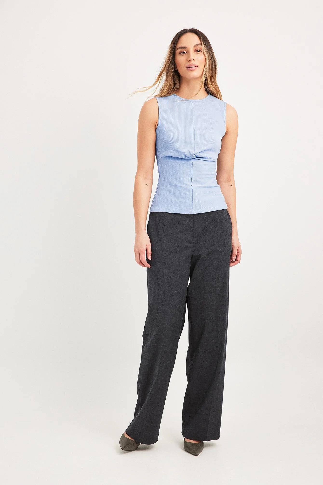 Geripptes Top mit Twist-Detail vorne