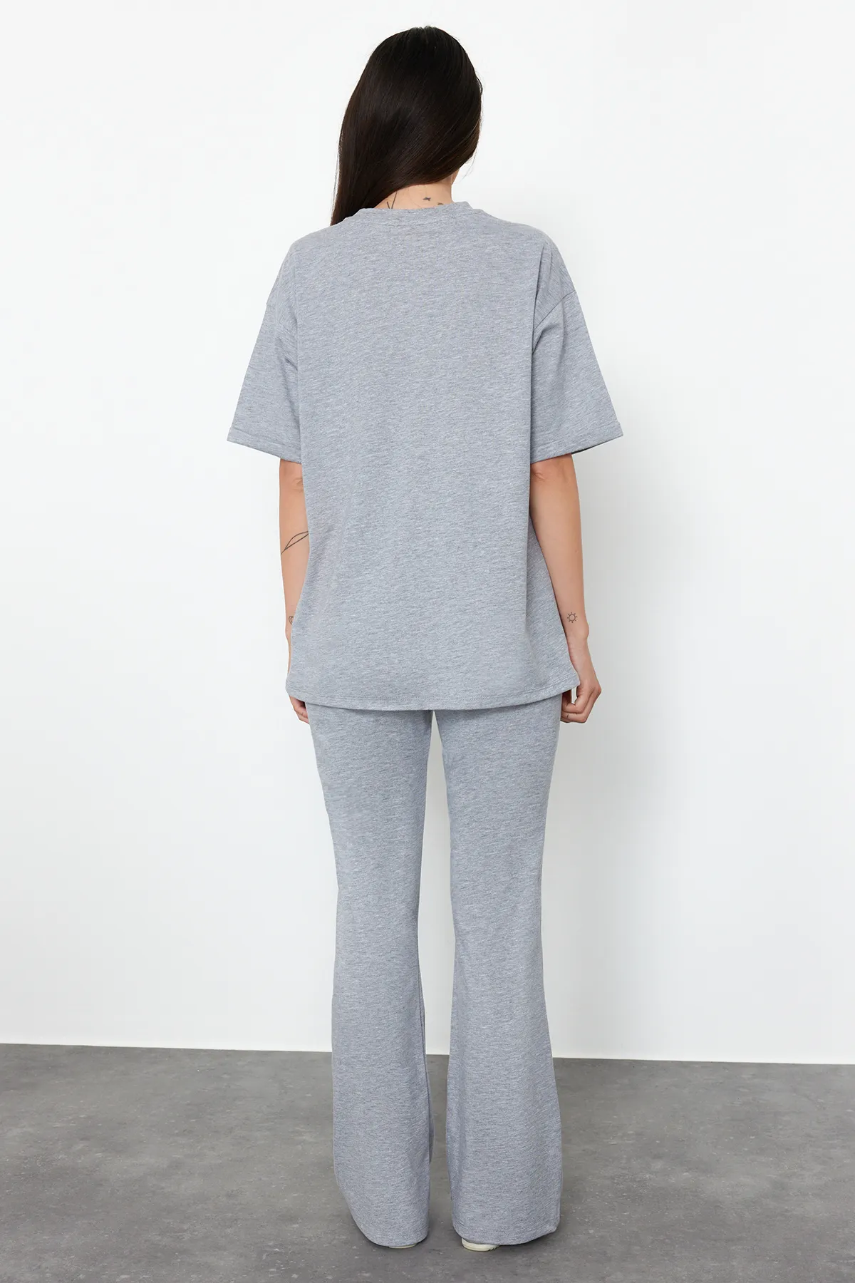Trendyol Collection  Graues, übergroßes Set aus Oberteil und Unterteil aus spanischem Strick, 100 % Baumwolle, TWOSS24AU00059