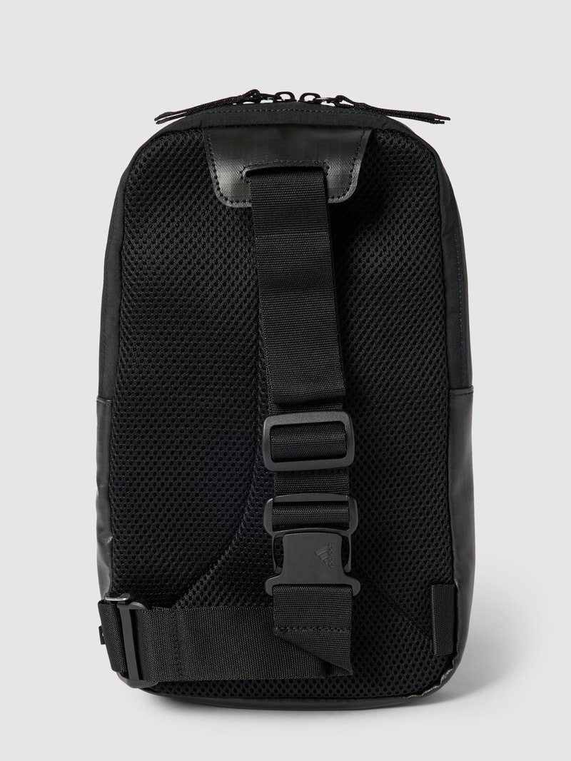 Umhängetasche mit Label-Print in schwarz