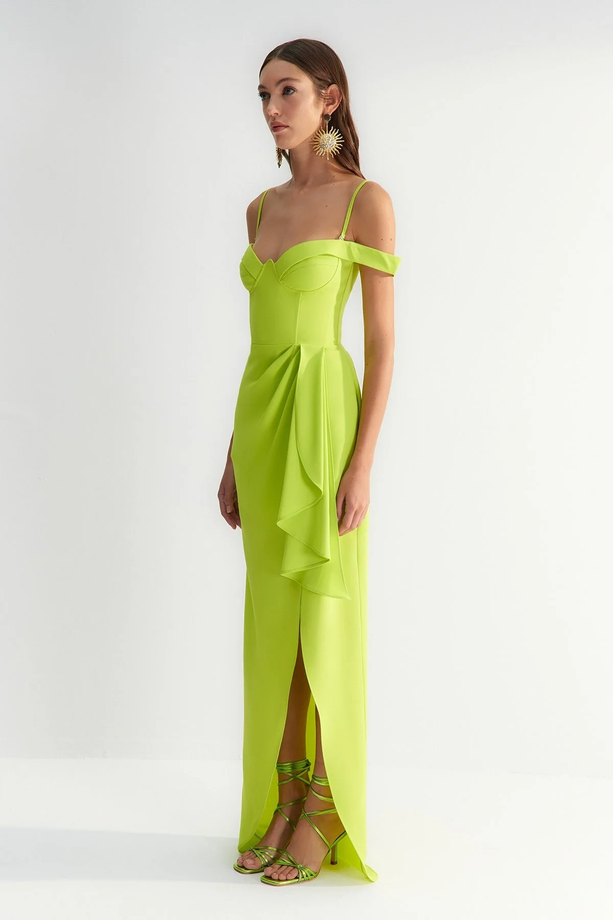 Trendyol Collection  X Zeynep Tosun Hellgrünes Abendkleid und Abschlusskleid mit Volants TCLSS23AE00011