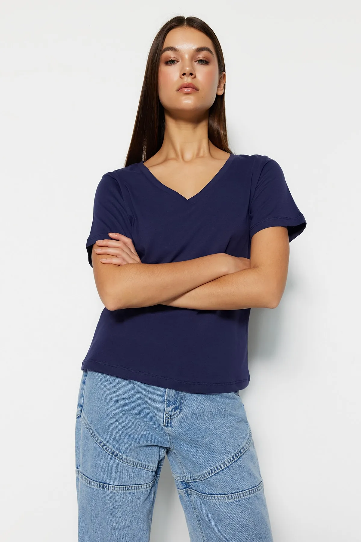 Trendyol Collection  Marineblau-Lila, 100 % Baumwolle, 2er-Pack Basic-Strick-T-Shirts mit V-Ausschnitt TWOSS23TS00002