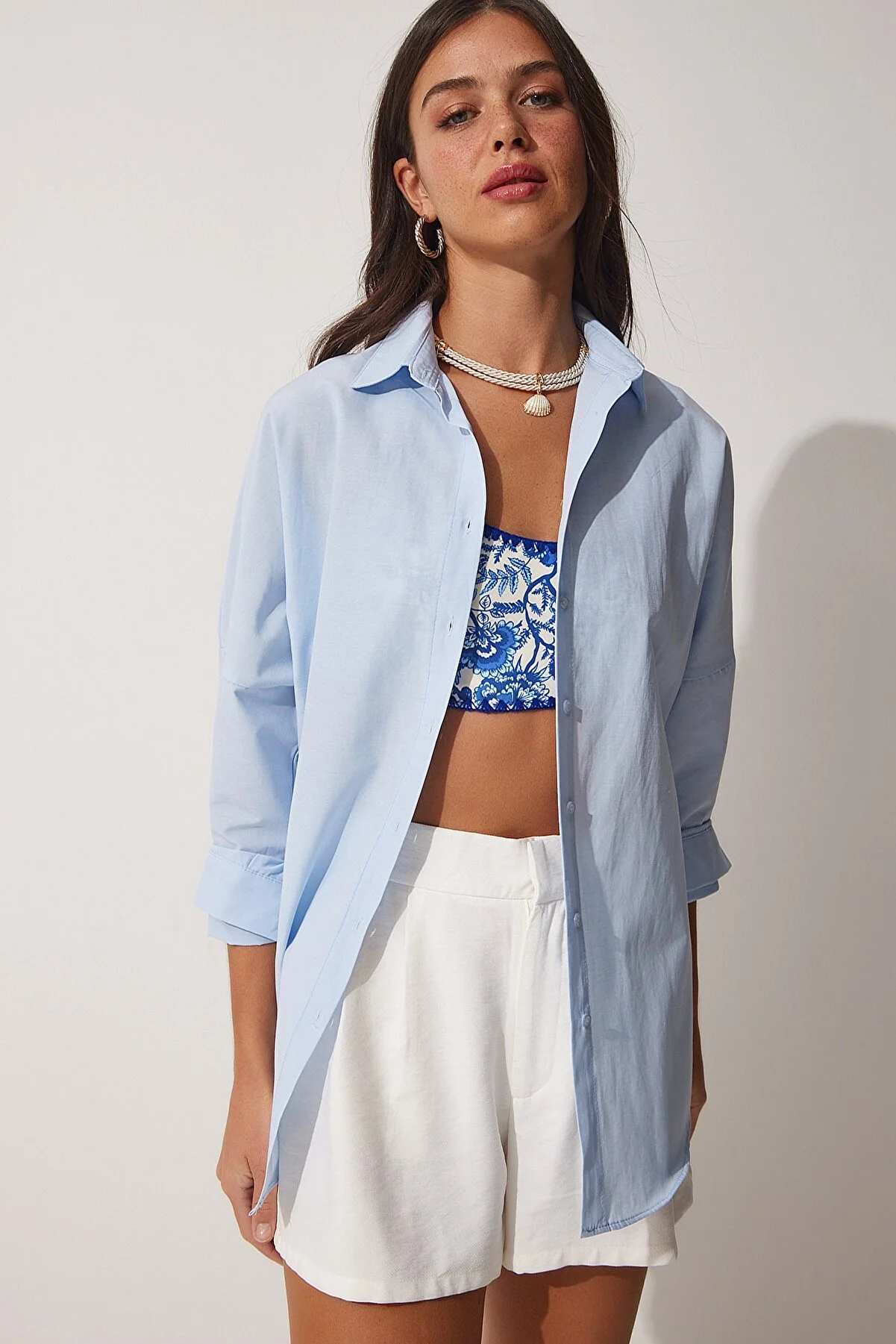 Happiness İstanbul  Himmelblaues, langes Oversize-Basic-Shirt für Damen DD00842