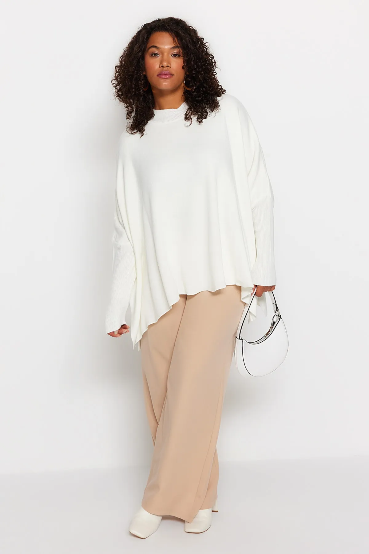 Trendyol Curve  Ecrufarbener, geschlitzter, detaillierter Strickpullover
