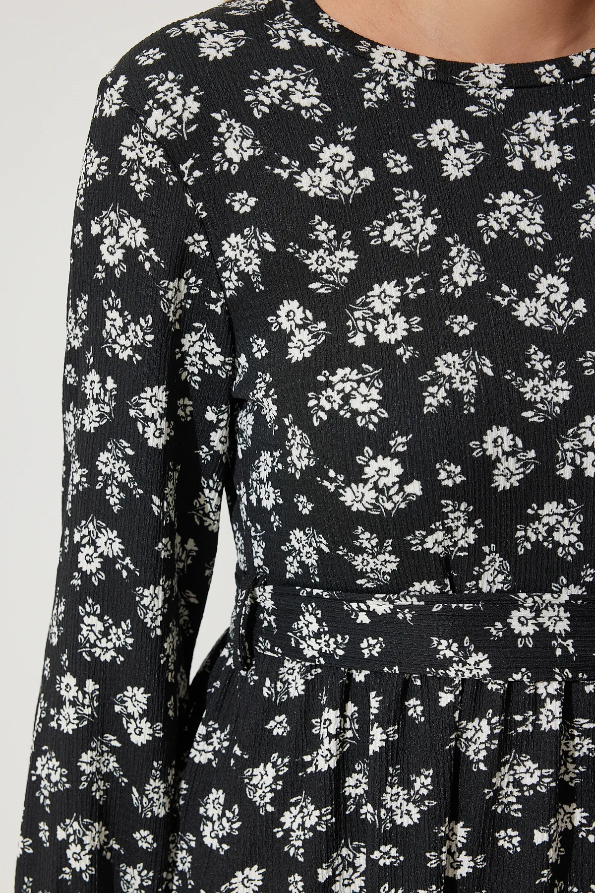 Happiness İstanbul  Schwarzes, langes Strickkleid mit Blumenmuster für Damen DD01322