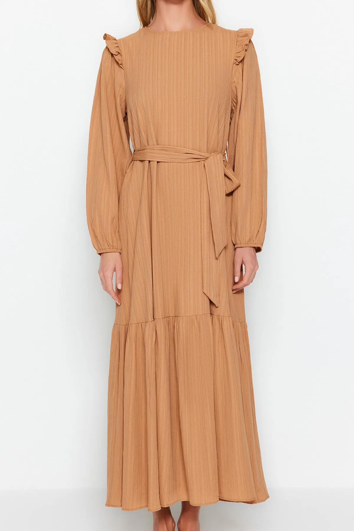 Trendyol Modest  Beiges Kleid aus Viskose-Mischgewebe mit Rüschenrock, Schultergurt und Volantfutter TCTSS23EB00290