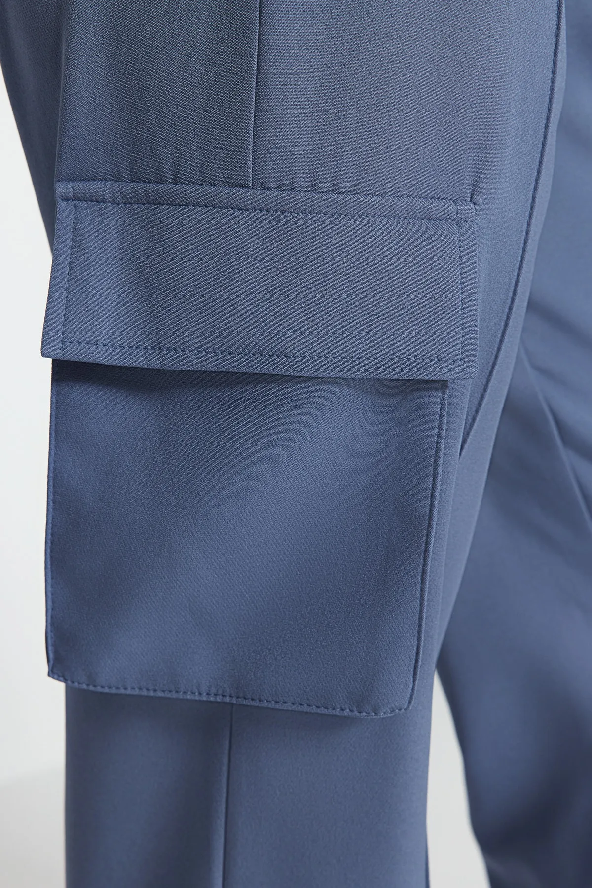 Trendyol Collection  Marineblaue, gerade geschnittene, gewebte Cargo-Hose mit doppelten Taschen TWOAW22PL0343