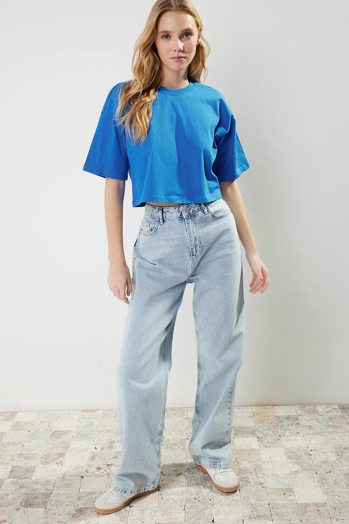 Trendyol Collection  Premium Saks Crop-Strick-T-Shirt aus 100 % Baumwolle TWOSS23TS00038