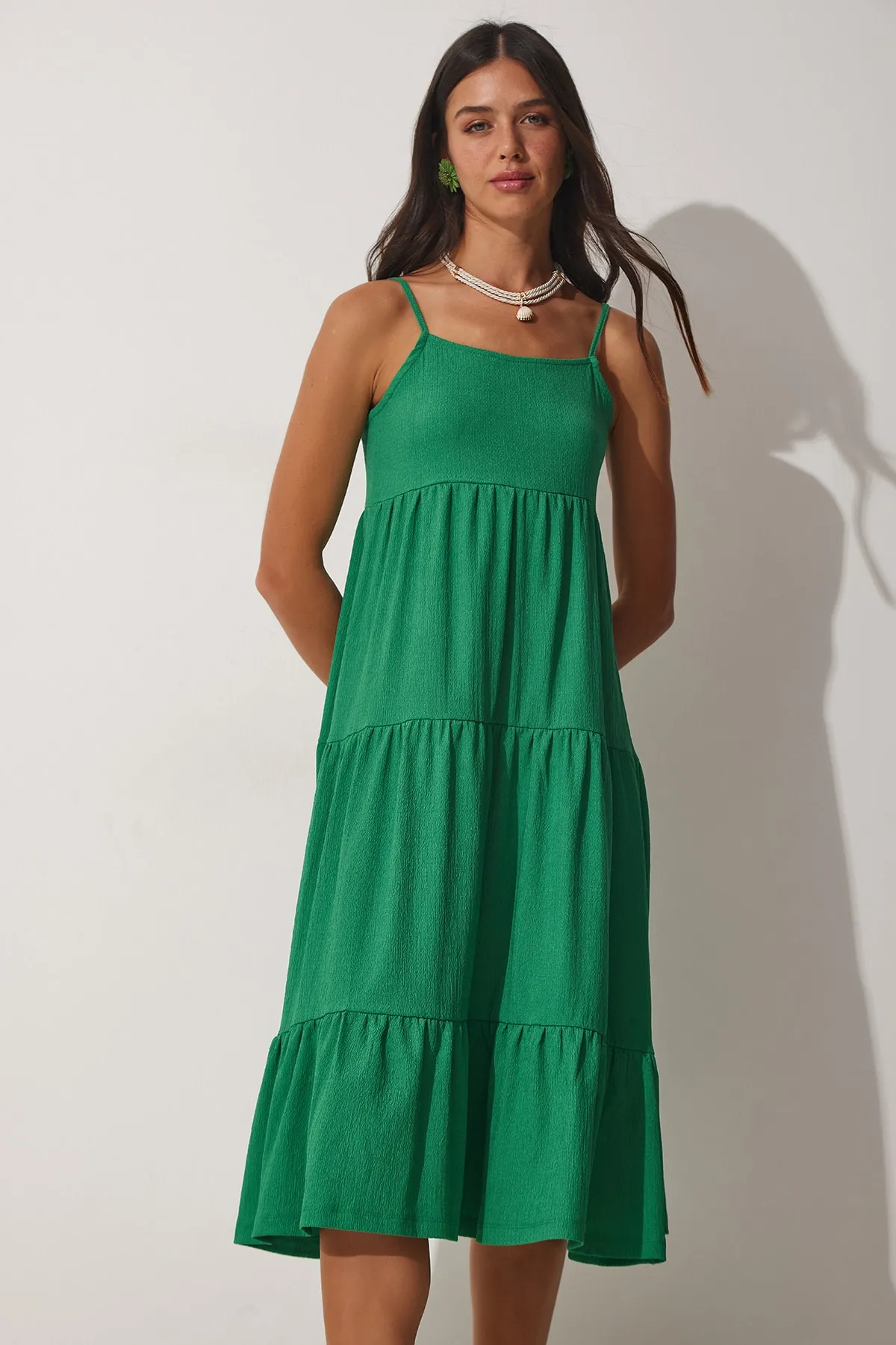 Happiness İstanbul  Grünes Sommer-Strickkleid mit Riemchen-Flounce für Damen UB00077