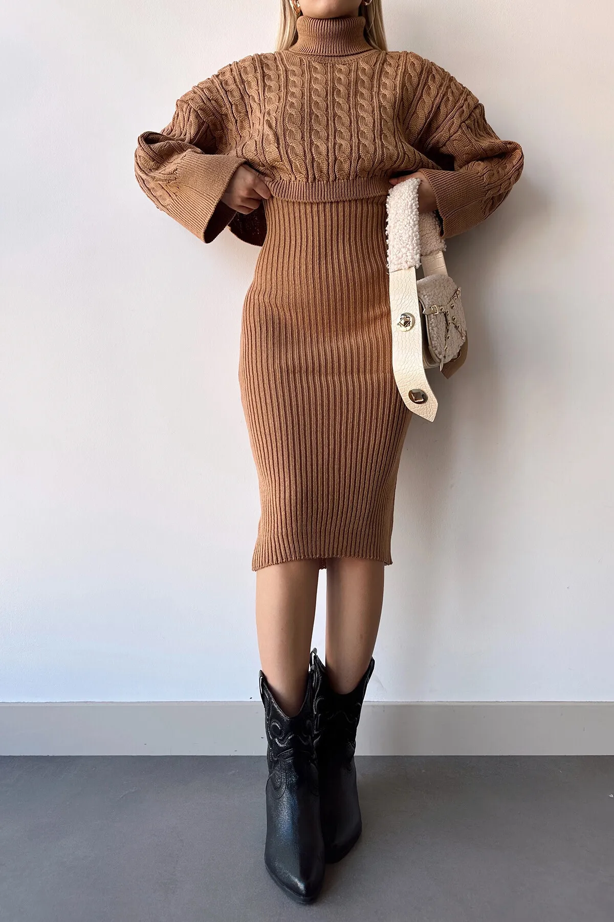 ZF BUTİK  Set aus schwarzem Rollkragenpullover mit gestricktem Motiv und Strickkleid