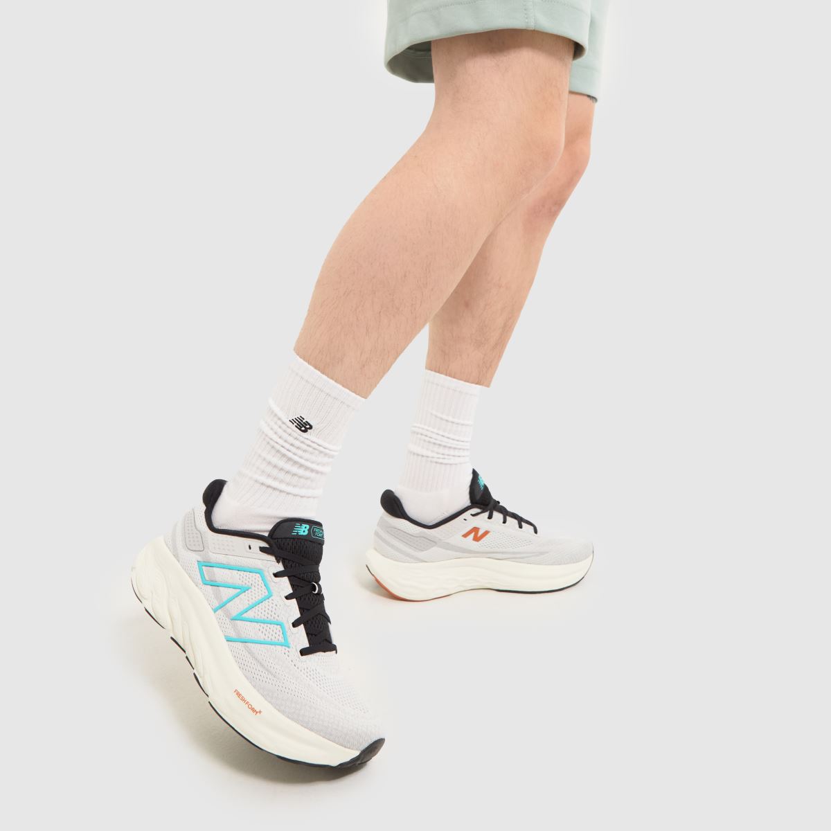New Balance – Ljusgrå sneakers med fresh foam-mönster och 1080 v13-mönster