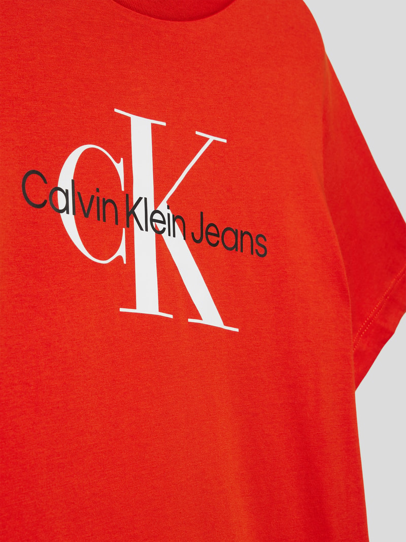 T-Shirt mit Label-Print in terrakotta