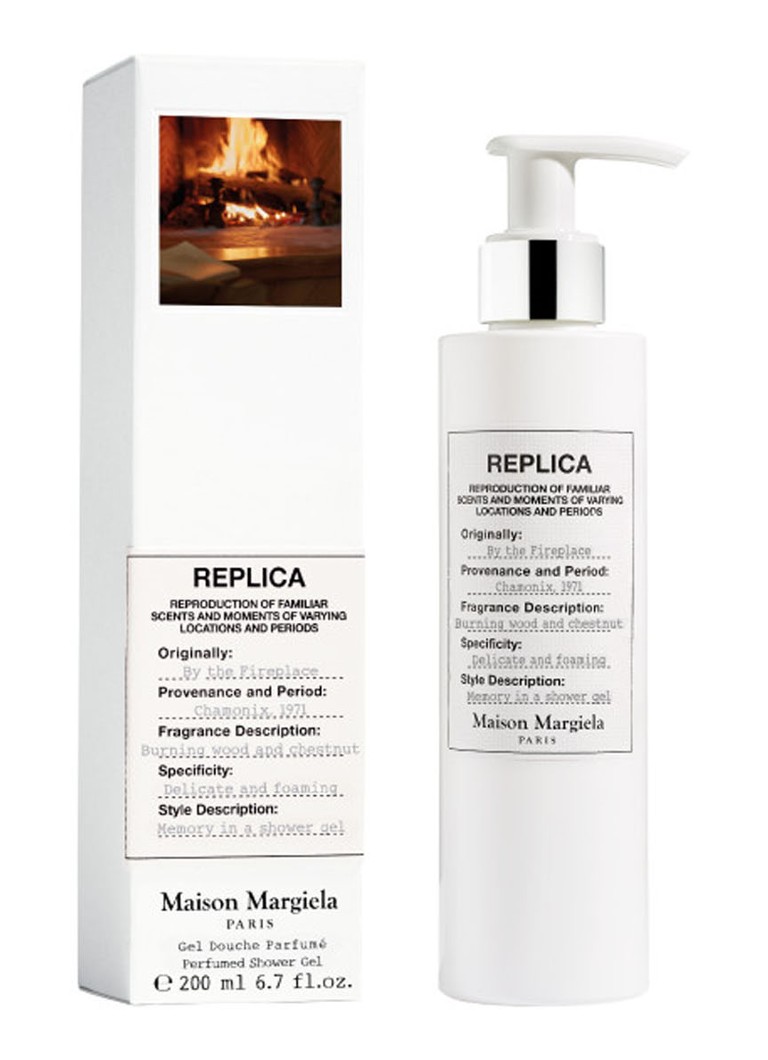 O replică a gelului de duș Maison Margiela de așezat lângă șemineu.