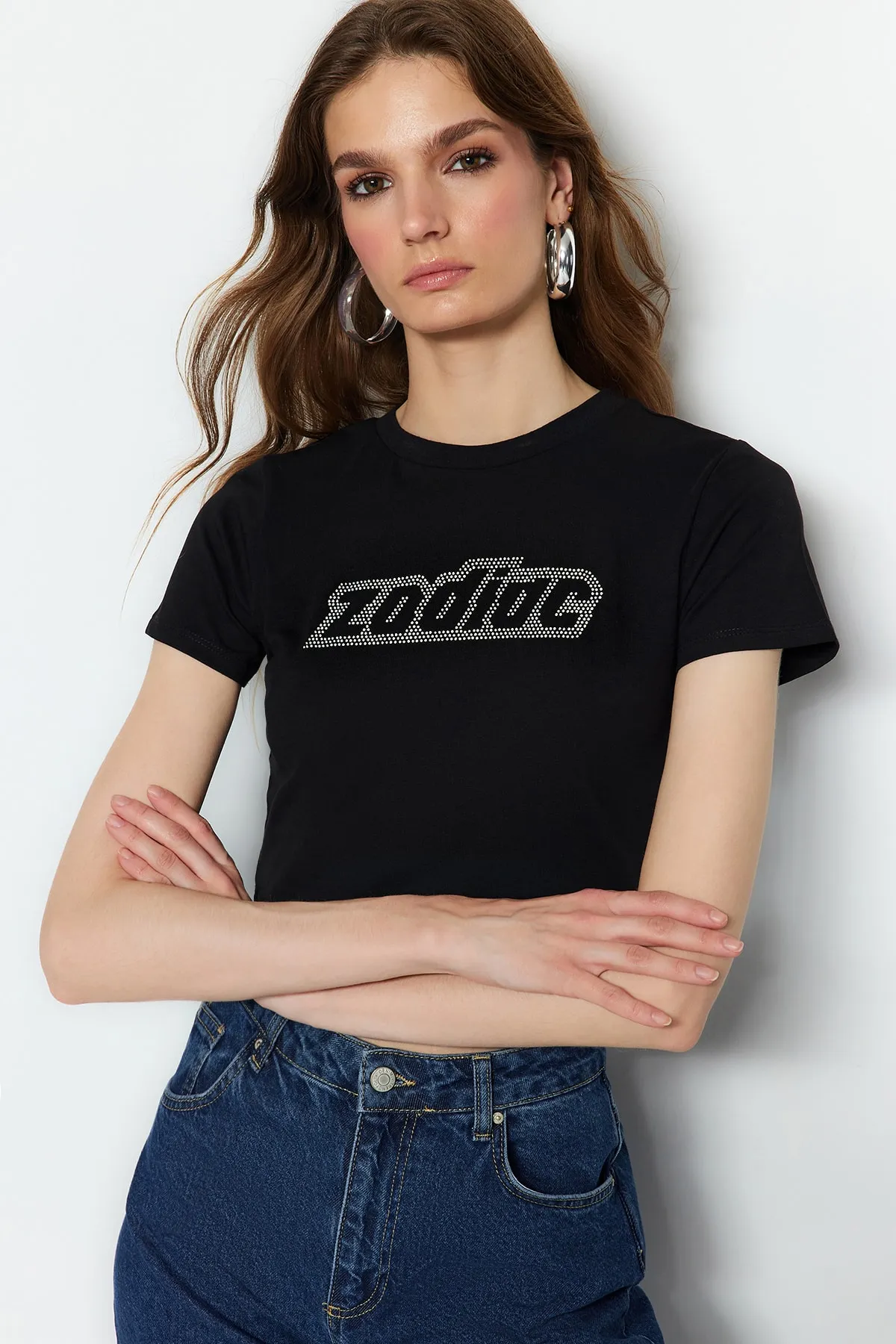 Trendyol Collection  Schwarzes, mit Steinen bedrucktes, kurz geschnittenes, dehnbares Strick-T-Shirt aus Baumwolle mit Rundhalsausschnitt und Rundhalsausschnitt TWOSS23TS00128