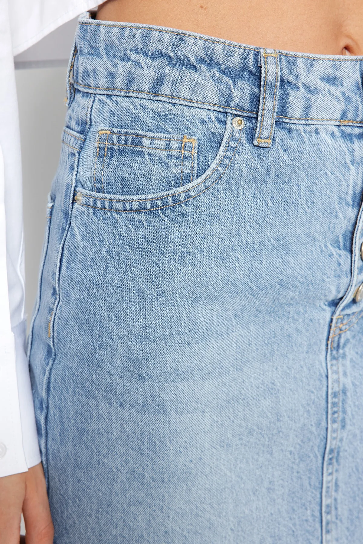 Trendyol Collection  Blauer Midi-Jeansrock mit Knopfleiste und Schlitz vorne TWOAW24ET00063