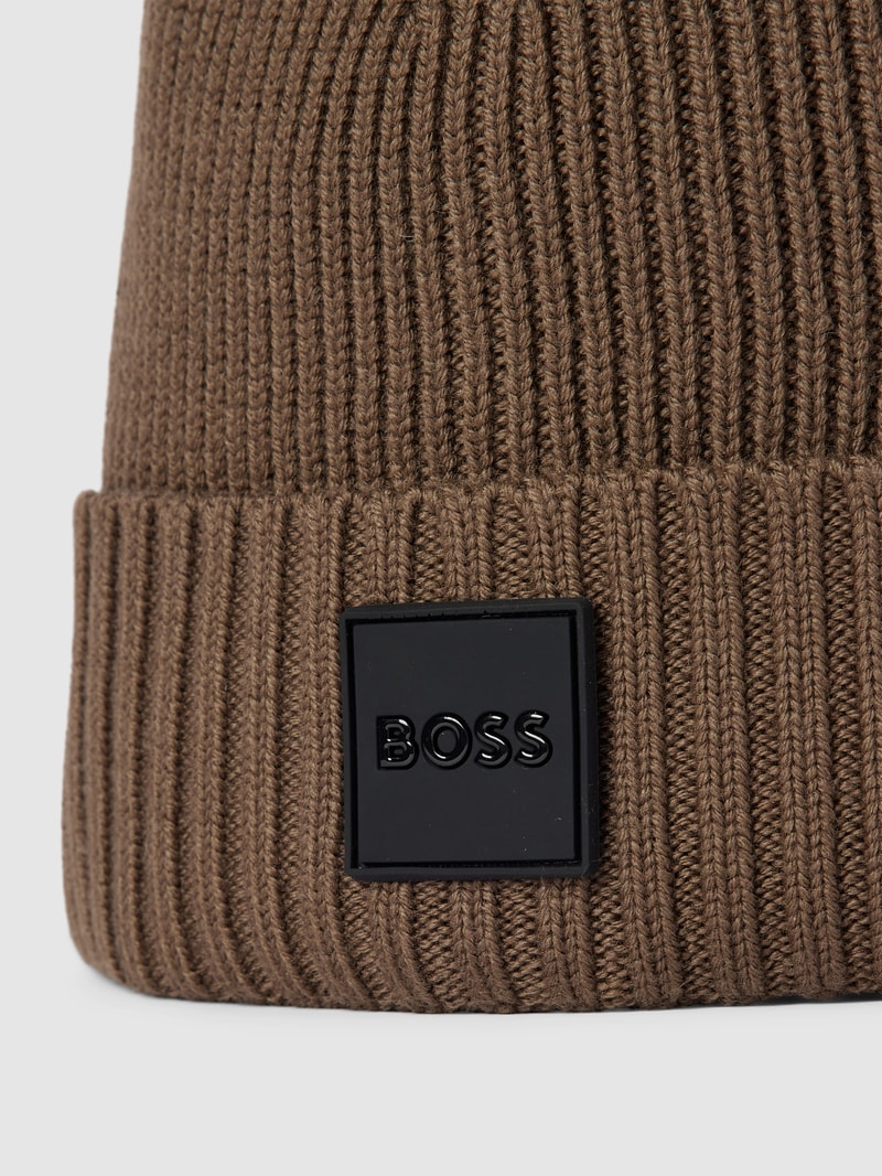 Beanie mit Label-Patch Modell 'Fati' in olivgrün