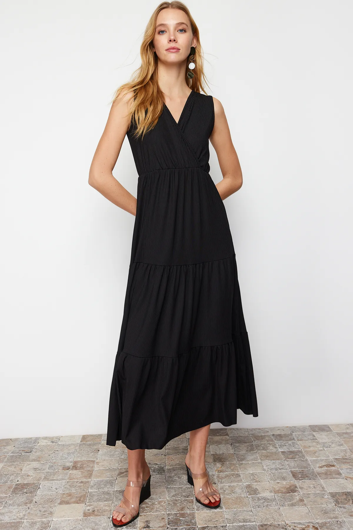 Trendyol Collection  Schwarzes ärmelloses Maxi-Strickkleid in A-Linie mit V-Ausschnitt TWOSS22EL1588