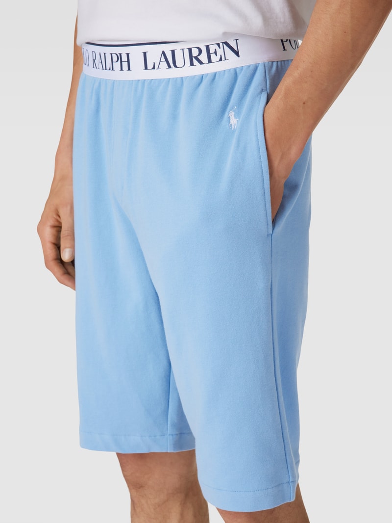 Slim Fit Sweatshorts mit Label-Stitching in hellblau
