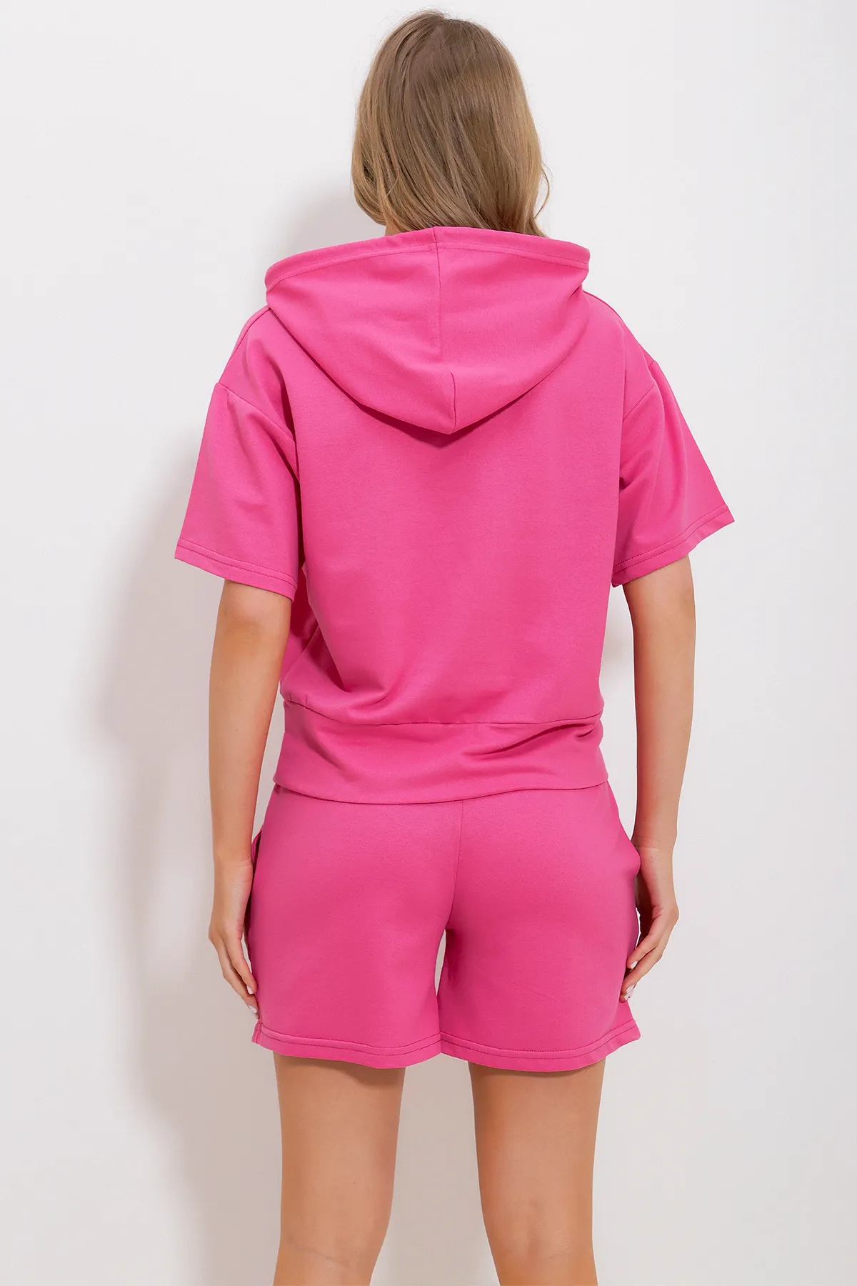 Trend Alaçatı Stili  Damen-Set aus fuchsiafarbenem Kapuzenoberteil und Shorts-Unterteil ALC-X11857