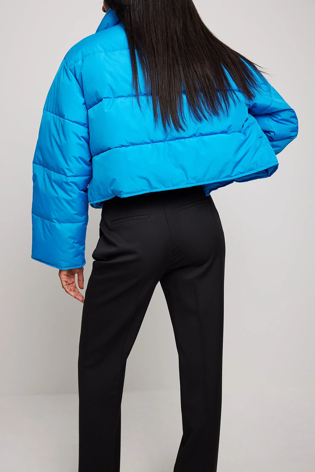 Recycelte kurze gefütterte Jacke mit Druckknöpfen