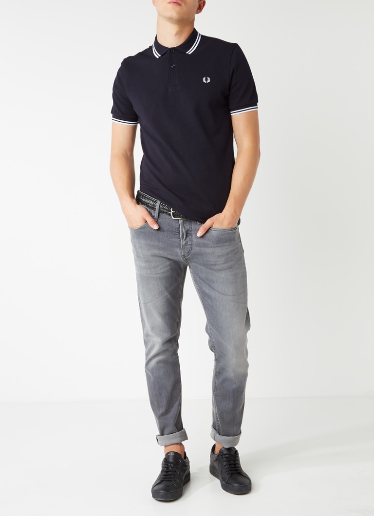 Tricou polo Fred Perry M3600 din bumbac piqué, cu croială mulată și manșete cu nervuri.
