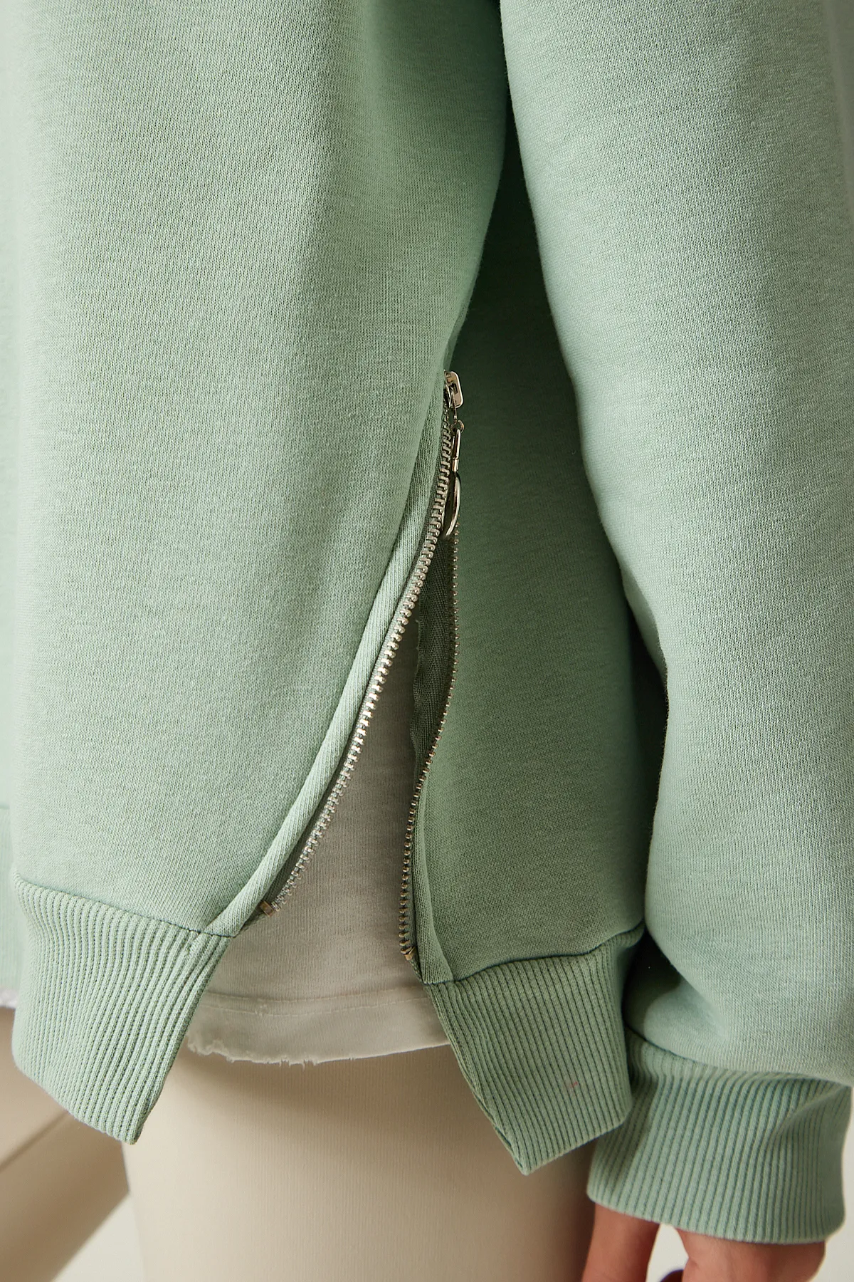 Happiness İstanbul  Aquagrünes Damen-Sweatshirt mit Reißverschluss und hohem Kragen UB00148