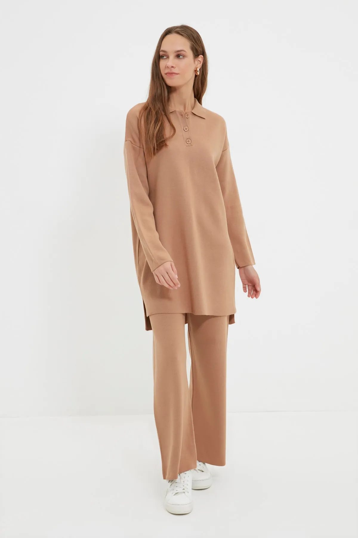 Trendyol Modest  Kamelfarbener Strickanzug mit Polokragen und Tunika-Hose TCTAW22US0076