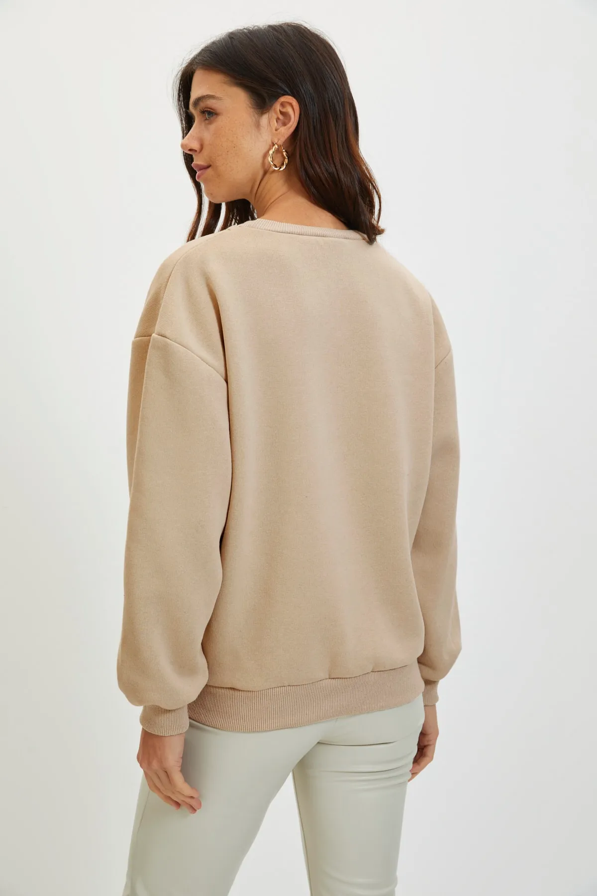 Trendyol Collection  Beiges, dickes Fleece-Sweatshirt mit aufgesticktem Slogan, Rundhalsausschnitt, entspannter/bequemer Passform, TWOAW22SW1464