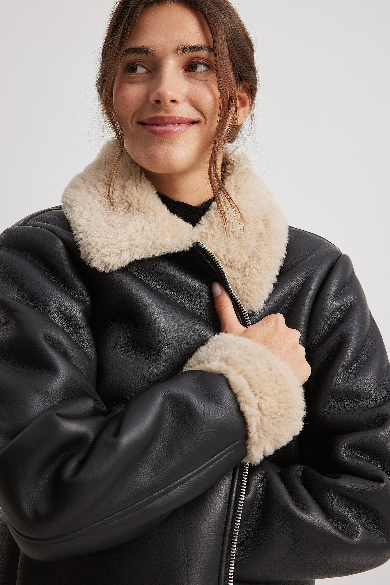 Kurze PU-Jacke aus Teddystoff