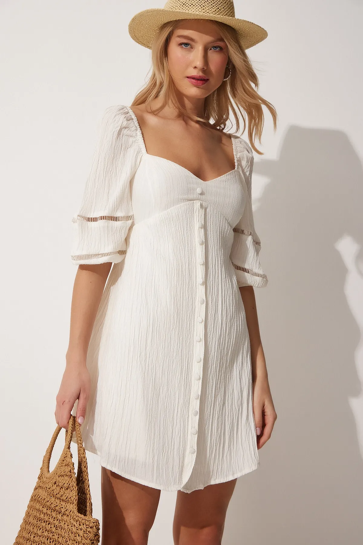 Happiness İstanbul  Weißes Damen-Sommerkleid mit herzförmigem Ausschnitt und Ballonärmeln DM00113