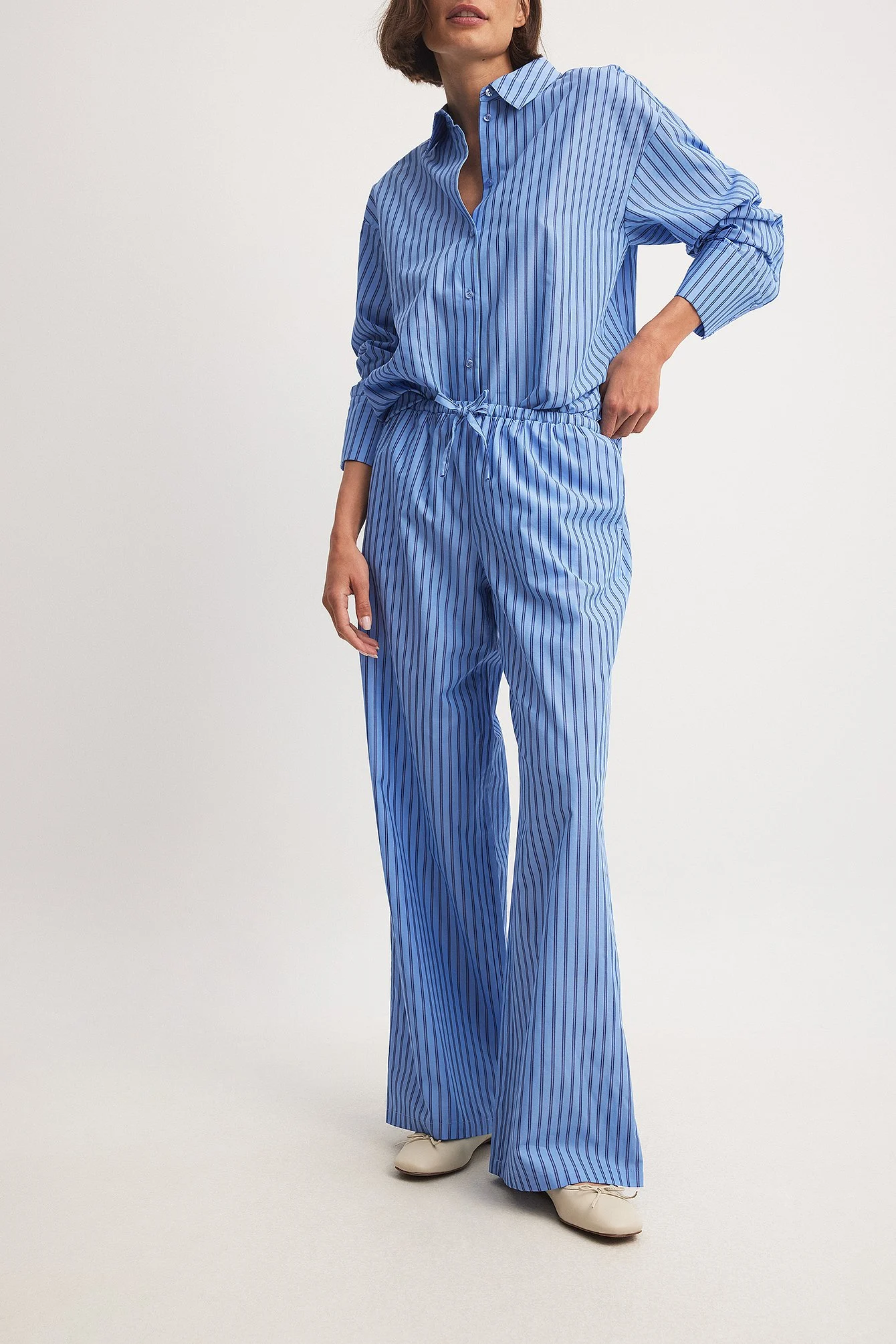Gestreifte elastische Hose mit halbhoher Taille