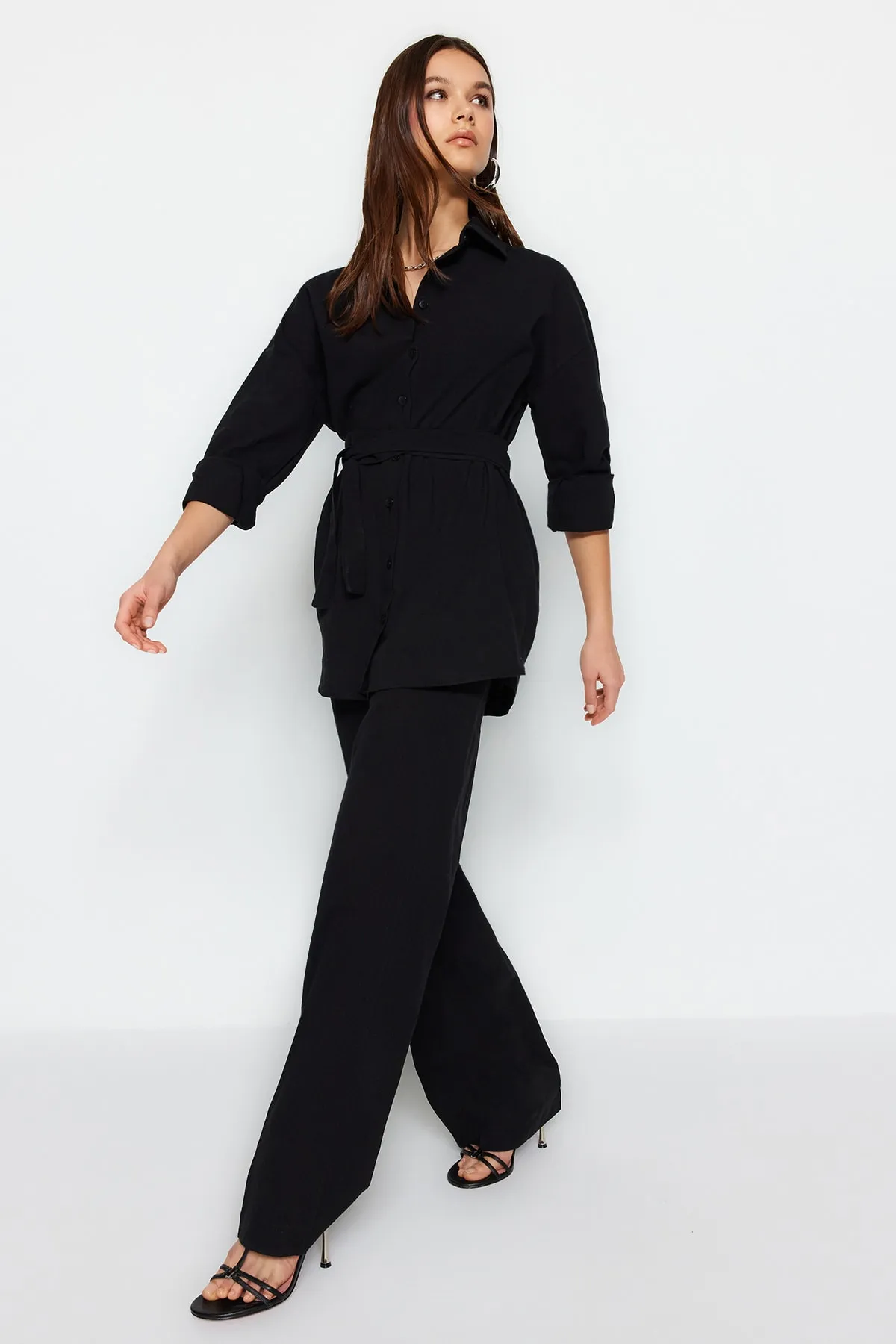 Trendyol Collection  Schwarzes gewebtes Oberteil und Unterteil mit Gürtel TWOSS23AU00072