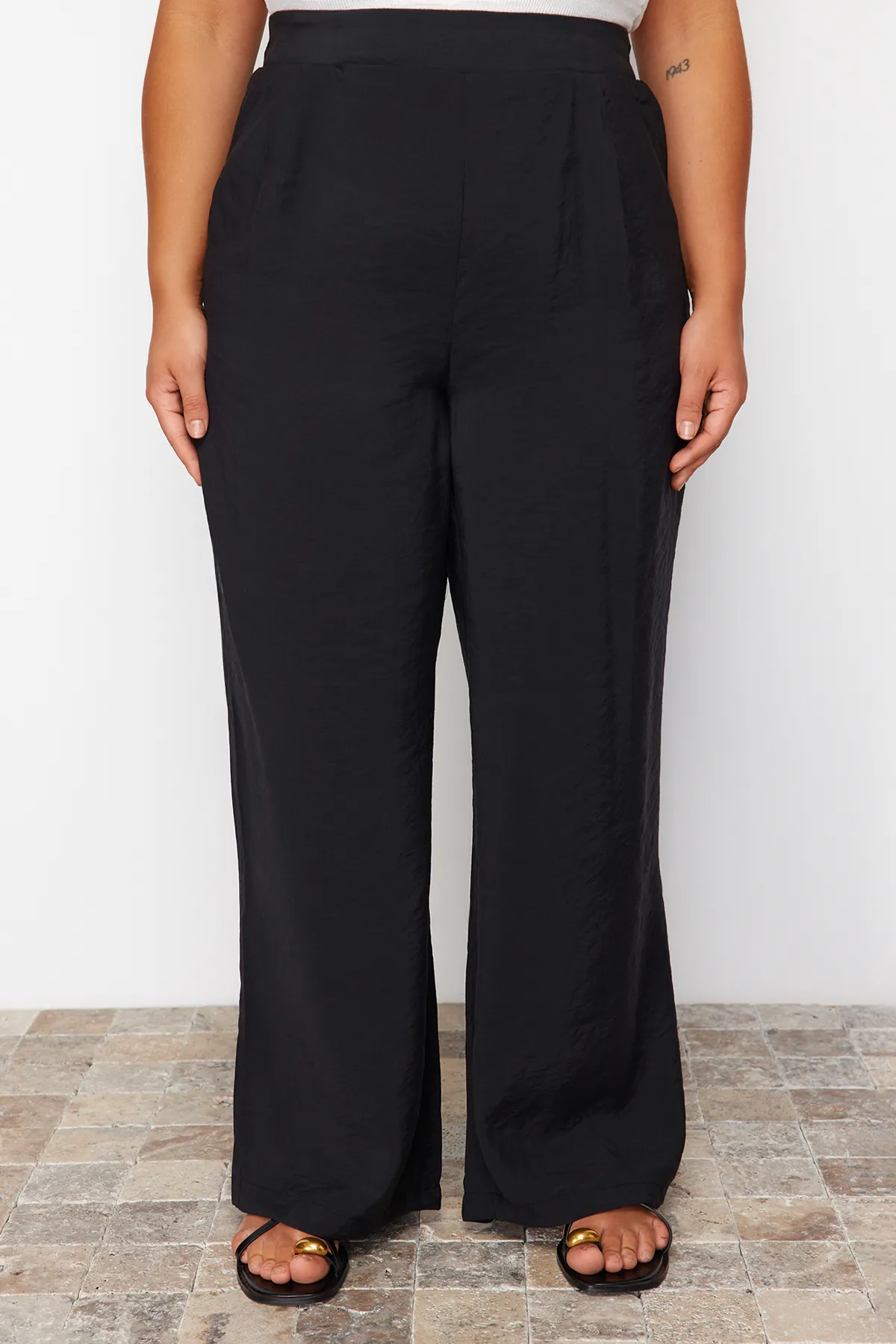 Trendyol Curve  Schwarze gewebte Hose mit weitem Bein TBBSS24AR00011