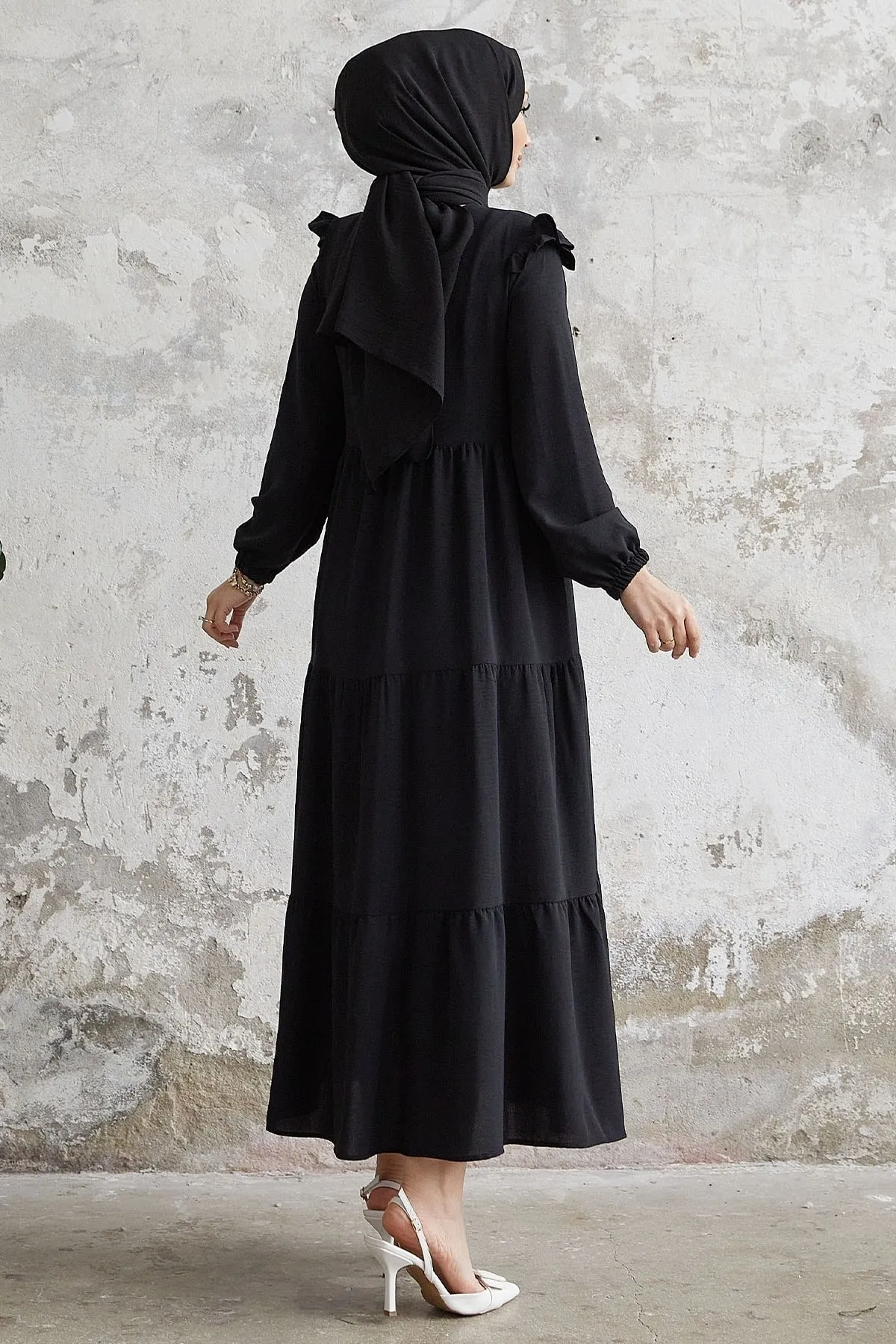 InStyle  Neya Freizeitkleid mit Rüschenschultern – Schwarz