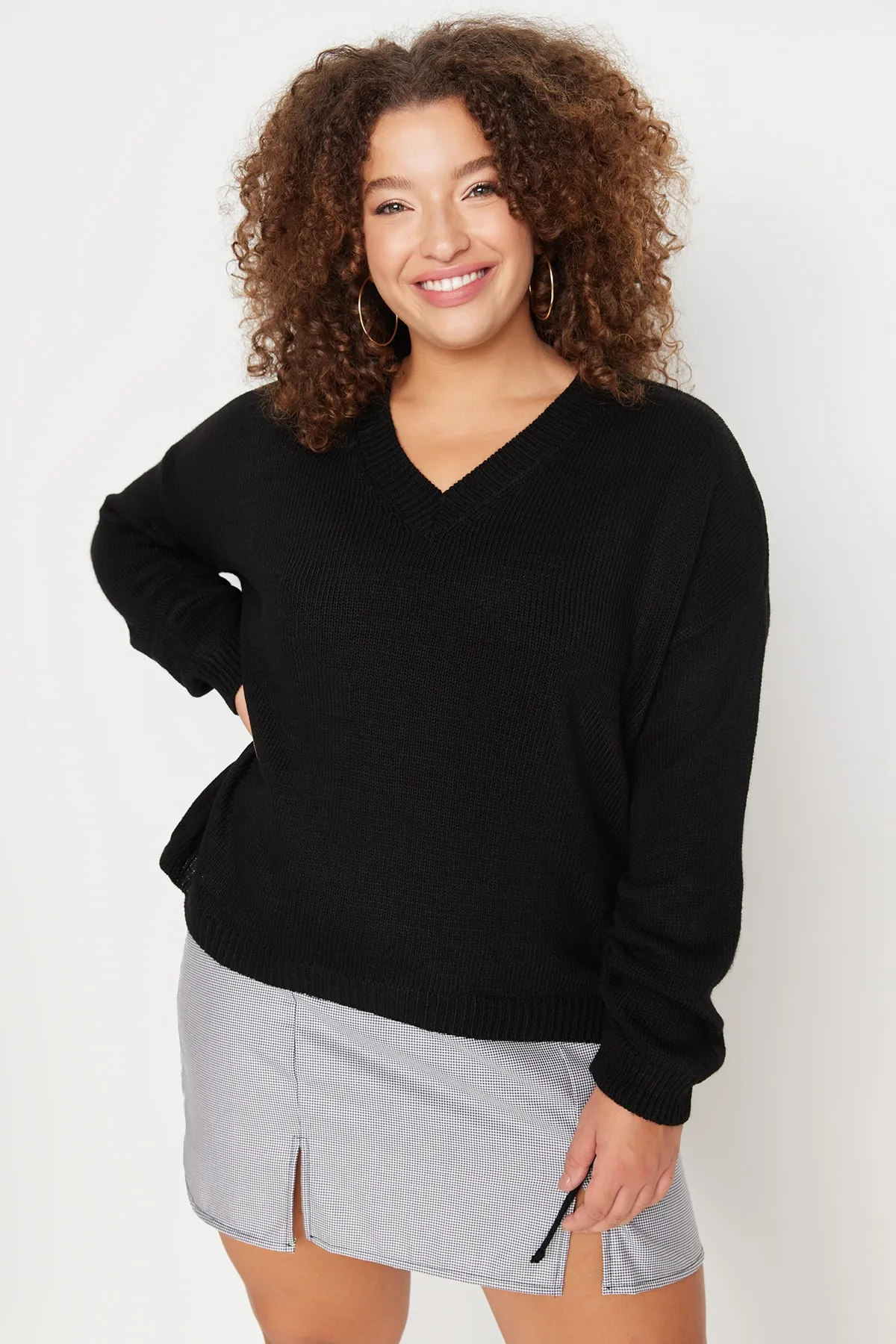 Trendyol Curve  Schwarzer, geraffter Strickpullover mit V-Ausschnitt und Ärmeln TBBAW23AN00023