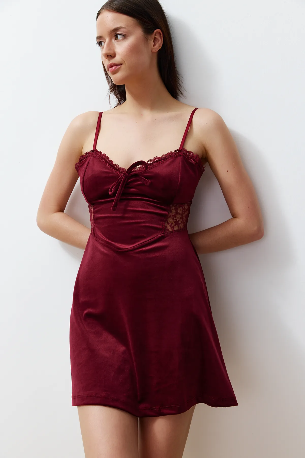 Trendyol Collection  Burgunderrotes, weiches Nachthemd aus Cordstrick mit Spitzendetail und Trägern THMAW24GC00000