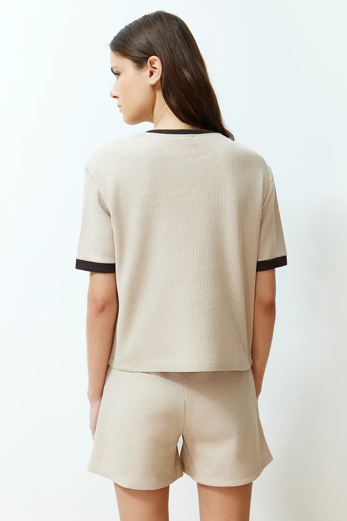 Trendyol Collection  Beige-mehrfarbiges Pyjama-Set mit aufgesticktem Waffelstrick-Slogan und Slogan in Blockfarben THMSS24PT00217