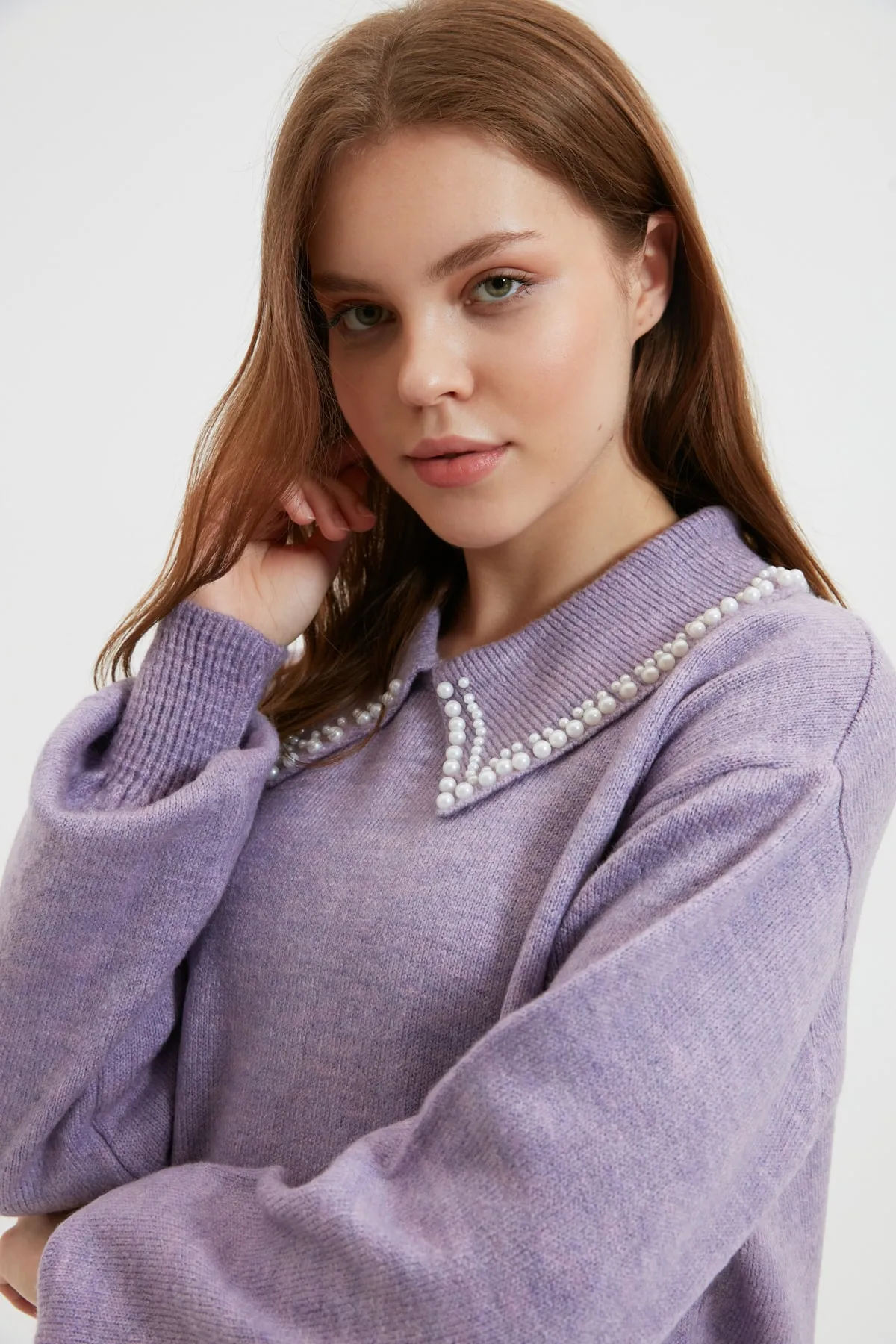 Trendyol Modest  Fliederfarbener, weicher Strickpullover mit Perlenmuster für Babykragen TCTAW22AK0238