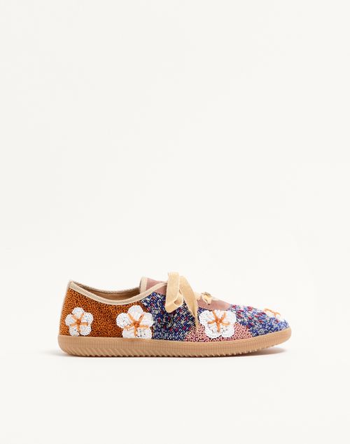 Baskets cosmatesques en cuir, sequins et broderies florales