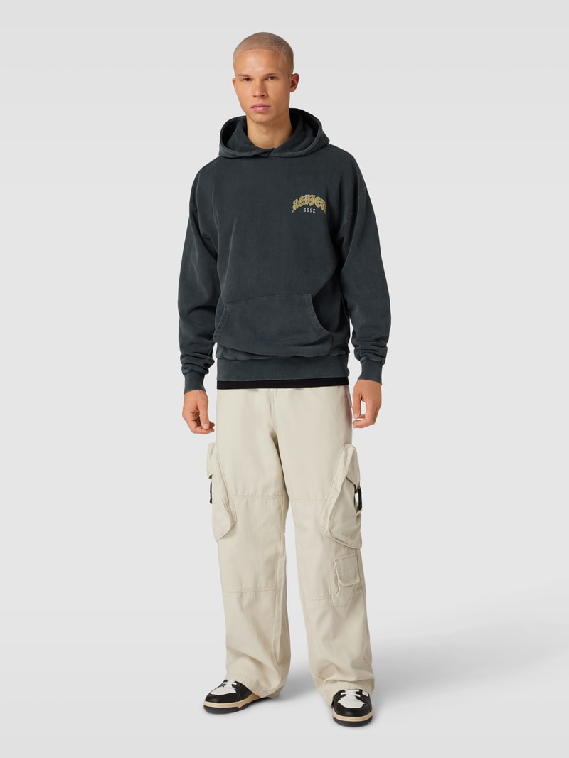 Hoodie mit Motiv-Print und Känguru-Tasche in schwarz