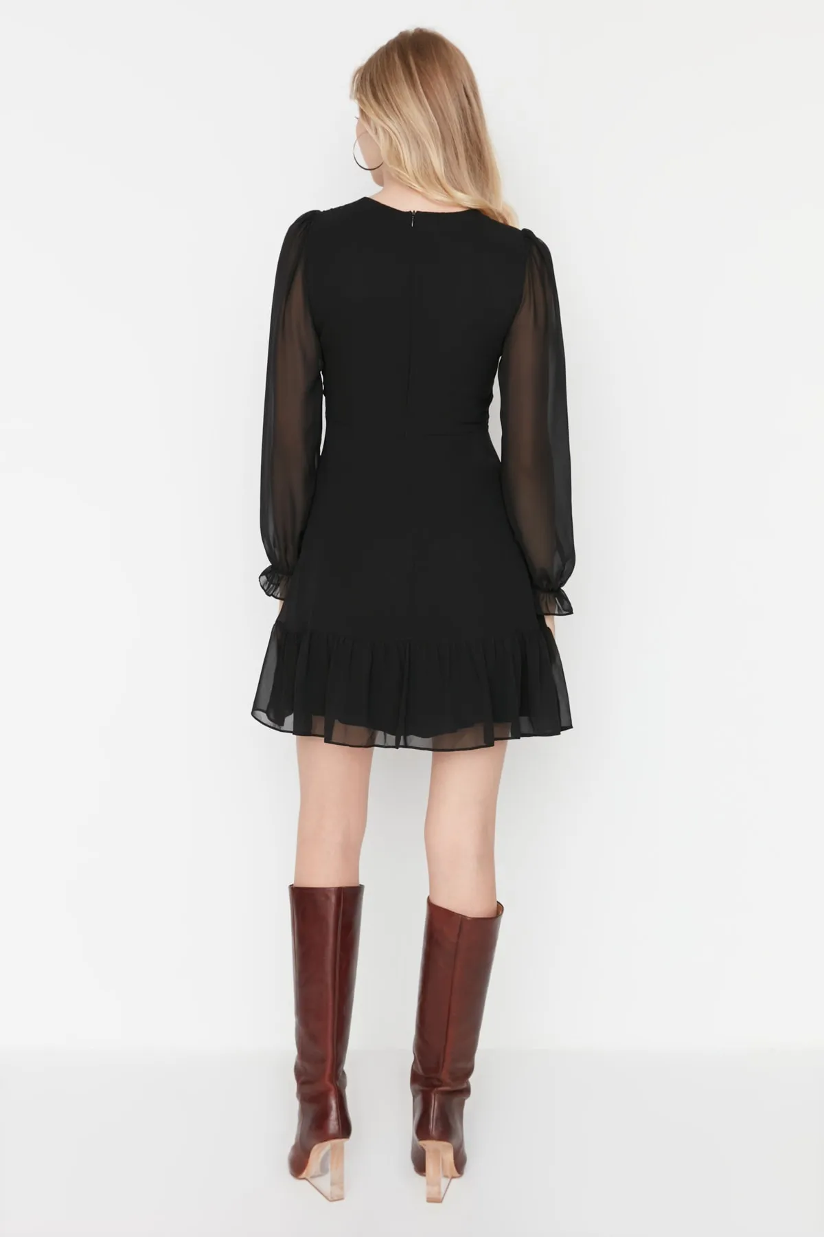 Trendyol Collection  Schwarzes, detailliertes Webkleid mit Kragen TWOAW23EL01087