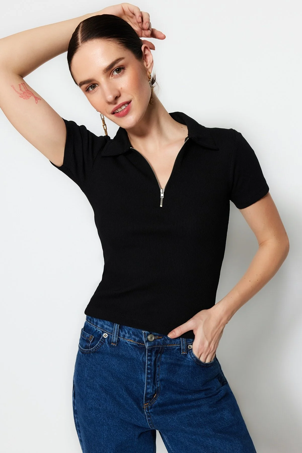 Trendyol Collection  Schwarze, eng anliegende, gerippte, dehnbare Strickbluse mit Reißverschluss und Polokragen TWOSS23BZ00496