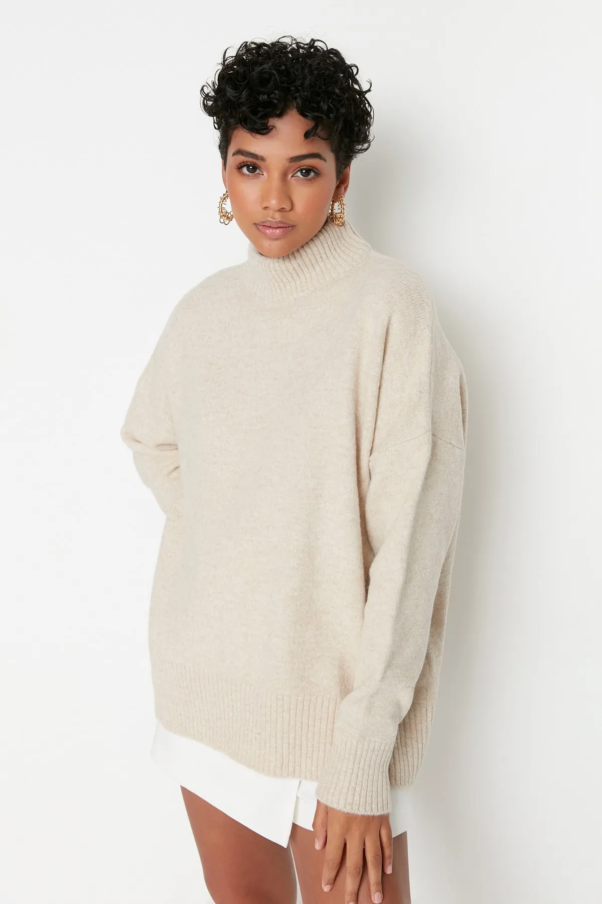 Trendyol Collection  Stone Wide Fit Weicher strukturierter Strickpullover mit Stehkragen TWOAW23KZ00469