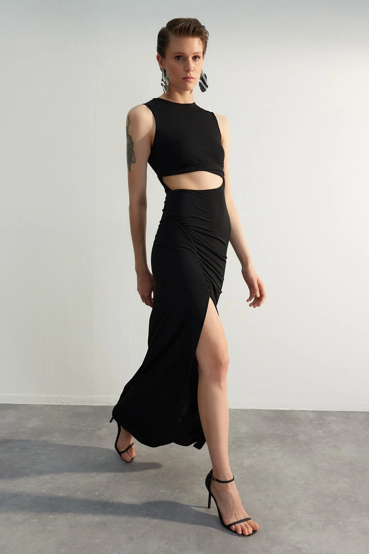Trendyol Collection  Schwarzes, detailliertes, langes Abendkleid TPRSS23AE00162
