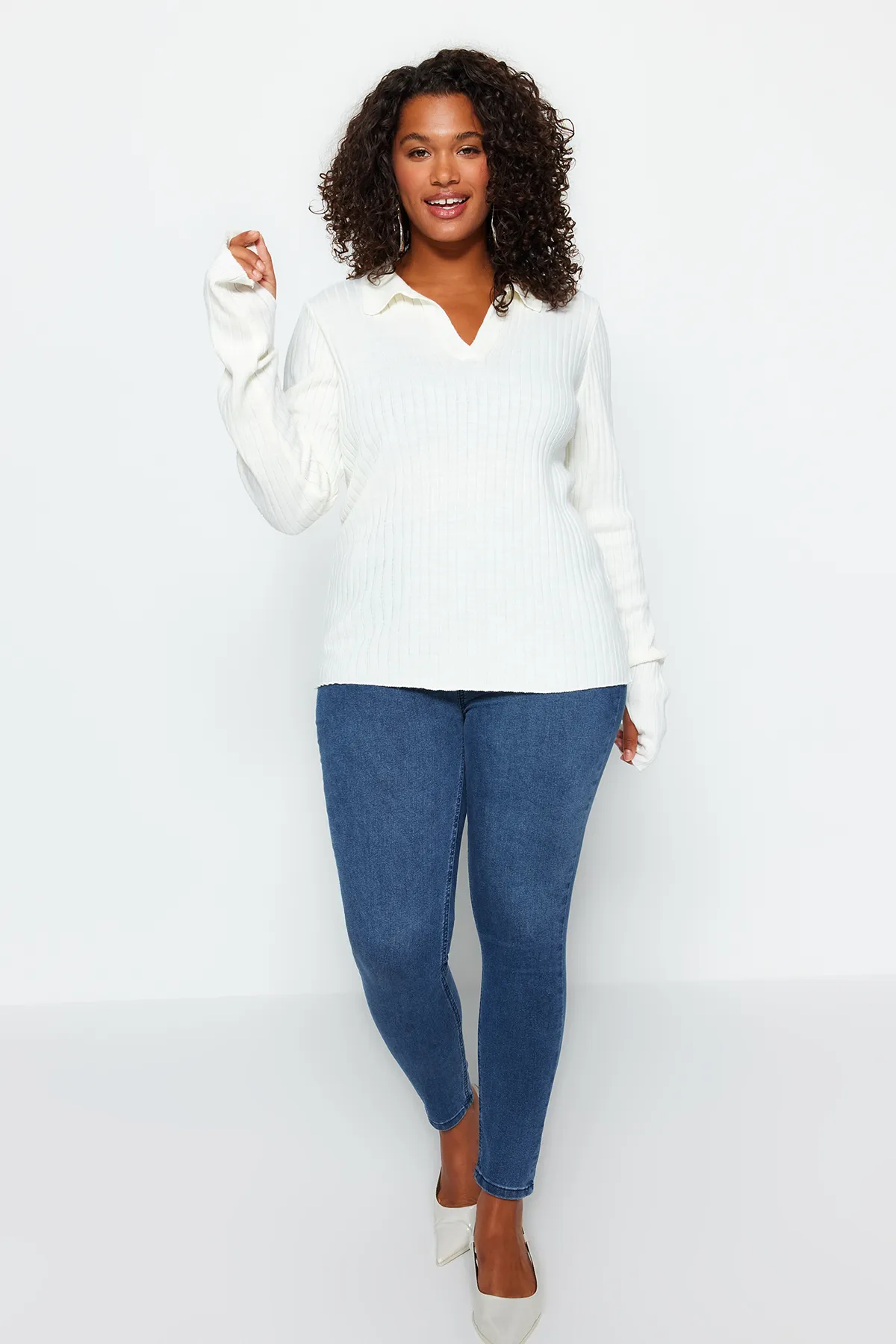 Trendyol Curve  Ecrufarbener Strickpullover mit Polokragen und Ärmeldetail TBBAW24AN00048