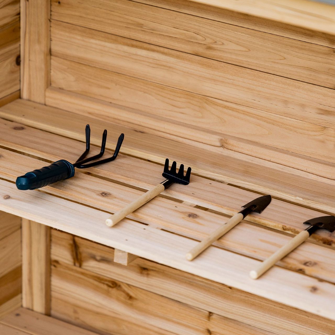 Outsunny Gartenschrank Holz Geräteschrank Schrank mit 2 Einlegeböden Natur
