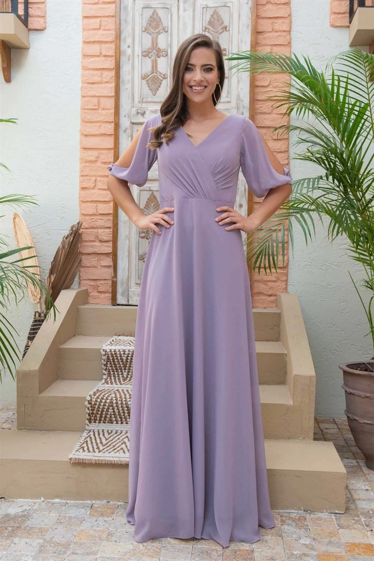 Carmen  Langes Abendkleid aus Chiffon mit Wassermelonenärmeln und V-Ausschnitt in Lavendel