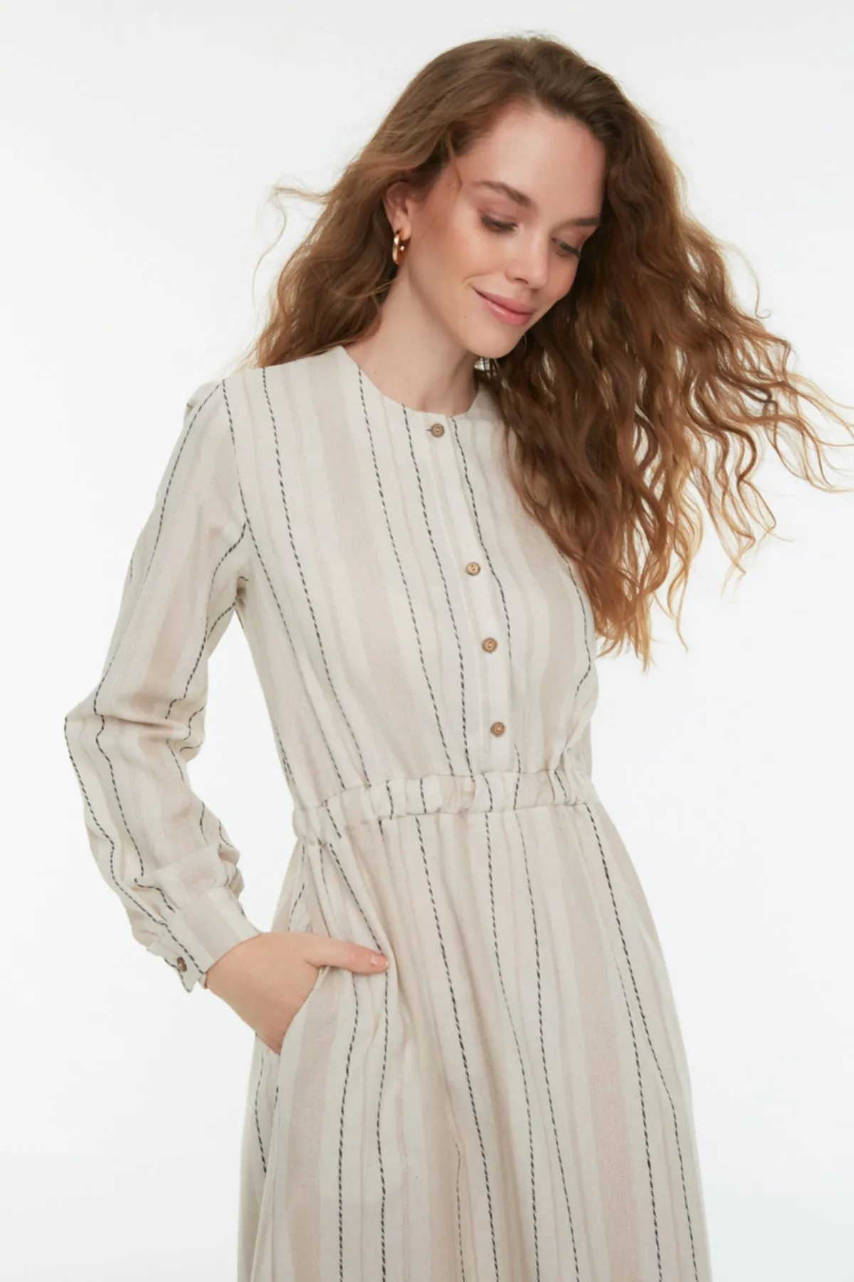 Trendyol Modest  Beiges gestreiftes Kleid aus Leinenmischung mit Knopfleiste und elastischer Taille TCTSS22EB0236