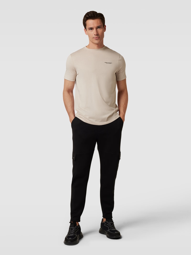 T-Shirt mit Label-Detail in beige